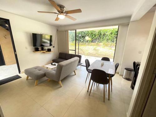 a living room with a couch and a table and chairs at G105-Hermoso apartamento en condominio campestre in La Tebaida