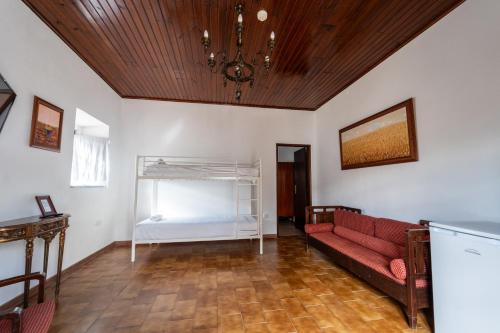a living room with a couch and a bed at Quinta do lagar in Chamusca