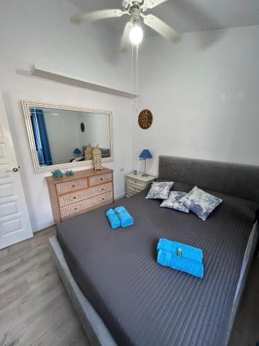 ein Schlafzimmer mit zwei blauen Kissen auf einem Bett in der Unterkunft Villa Sole# Luxury Amarilla Golf in San Miguel de Abona
