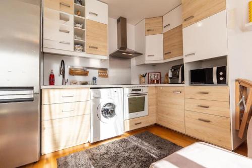 Il comprend une cuisine équipée d'un lave-linge et d'un lave-vaisselle. dans l'établissement Appartement chaleureux proche de la base de loisir, à Jouy-le-Moutier