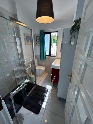 ein Badezimmer mit Dusche, Toilette und Waschbecken in der Unterkunft Villa Sole# Luxury Amarilla Golf in San Miguel de Abona