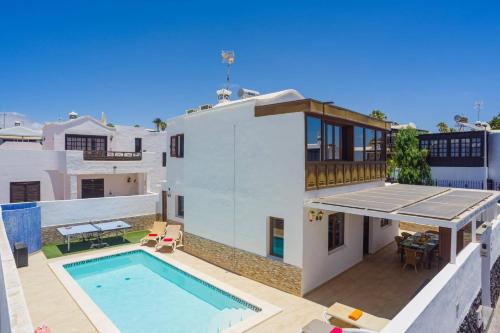 Villa Fayna by Villa Plus