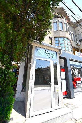 a storefront with a white door on a street at Easy Apartments in Kumanovo