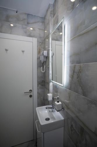 Un baño de Inaya Apartman Free Parking