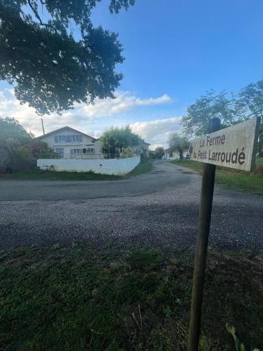 a sign on the side of a road at Le gîte Gabriel in Eauze