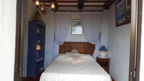une chambre avec un lit aux murs bleus dans l'établissement Gite sur les collines de mandelieu, à Tanneron