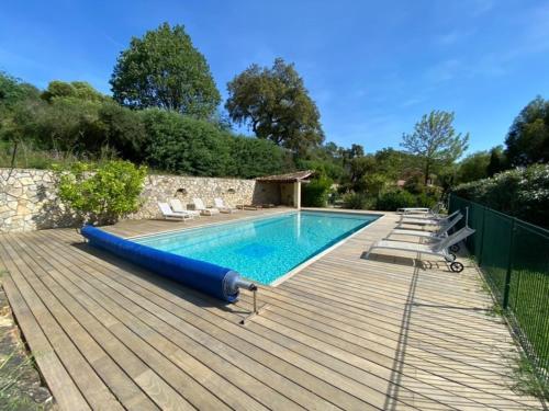 a pool on a wooden deck with a blue inflatable at Domaine des fouques in Hyères