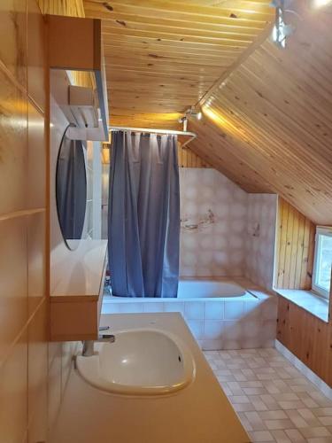 une salle de bain avec une baignoire, des toilettes et un lavabo dans l'établissement Grande maison de famille - Le Petit Pontébart, à Paimpol