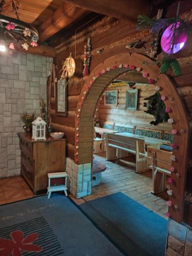 a living room with an archway in a log cabin at Góralska Czarcia Chata pod Jałowcem in Stryszawa