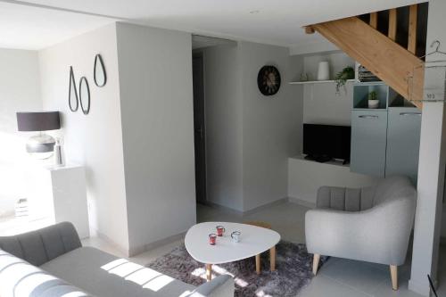 un salon avec un canapé et une table dans l'établissement La boite aux lettres, à Celle-Lévescault