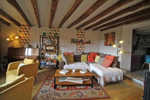 un salon avec un canapé et une table dans l'établissement Evasimone, à Châteauponsac