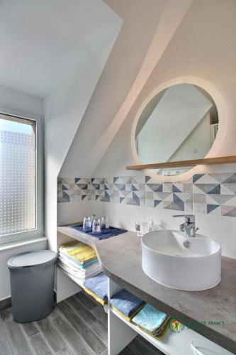une salle de bain avec un lavabo et un miroir dans l'établissement Campagne & mer, à Noyal-Muzillac