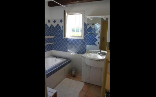 une salle de bain avec une baignoire et un lavabo et une baignoire dans l'établissement domaine de la creche, à Nans-les-Pins