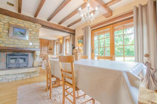 une salle à manger avec une table et une cheminée dans l'établissement La templiere, à Bar-sur-Seine
