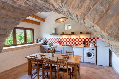 Dapur atau dapur kecil di Gîte Gîte Aulas 2/4 personnes