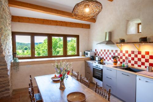 Dapur atau dapur kecil di Gîte Gîte Aulas 2/4 personnes