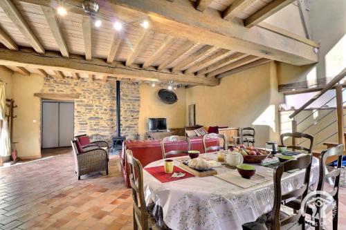 une salle à manger avec une table et des chaises dans une pièce dans l'établissement La haie chapeau, à Saint-Thurial