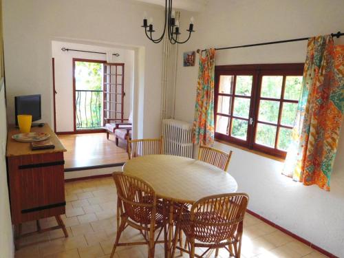 une salle à manger avec une table et des chaises dans une pièce dans l'établissement Le gite 