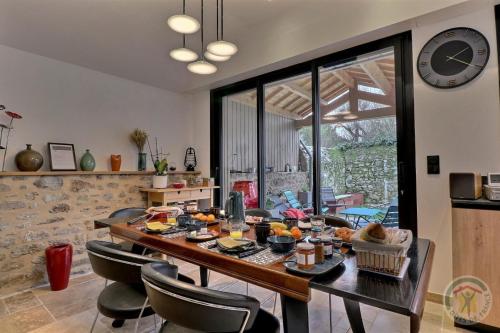 une salle à manger avec une table sur laquelle se trouve de la nourriture dans l'établissement Villa thi bai, à Saint-Malo