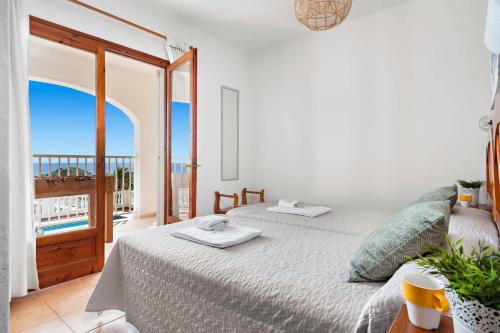 um quarto com duas camas e uma varanda em Villa Caterina by Villa Plus em Alaior