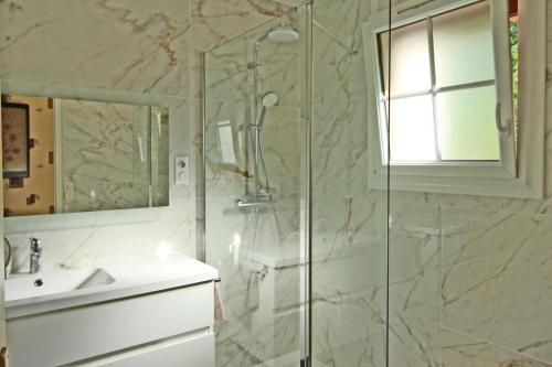 un baño con ducha y lavabo en Bel air, en Nexon