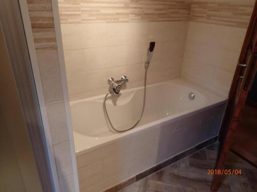 La salle de bains est pourvue d'une baignoire avec un tuyau. dans l'établissement Le murier a la bouverie, à Roquebrune-sur Argens