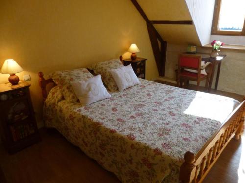 une chambre avec un grand lit et deux lampes dans l'établissement Les mere, à Targé