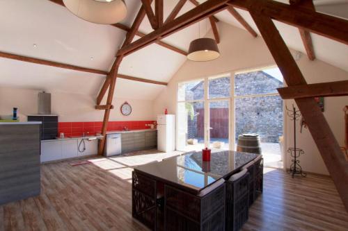 - une cuisine avec une table au milieu d'une pièce dans l'établissement Millepertuis, à Montaut