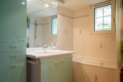 une salle de bain avec un lavabo et une baignoire dans l'établissement Gîte Gîte La Parro 2/4 personnes, à Cultures