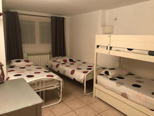 une petite pièce avec deux lits superposés dans l'établissement Le gite reisch, à La Cadière-dʼAzur
