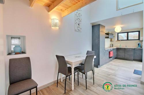 une cuisine et une salle à manger avec une table et des chaises dans l'établissement Des chevreuils, à Baden