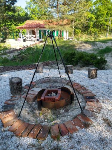 a fire pit in the middle of a yard at Siedlisko Panorama na Koncu Swiata - Całoroczny domek in Podgórz