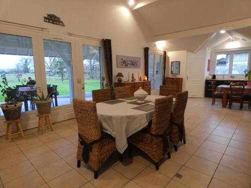 une salle à manger avec une table et des chaises dans l'établissement Louisiane, à Onard