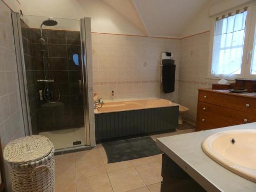 Un baño con ducha, bañera y lavabo. en Louisiane, en Onard
