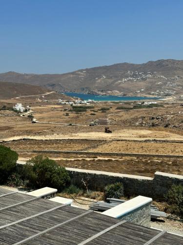 a view of a field with a body of water at ENE’S Mýkonos in Klouvas