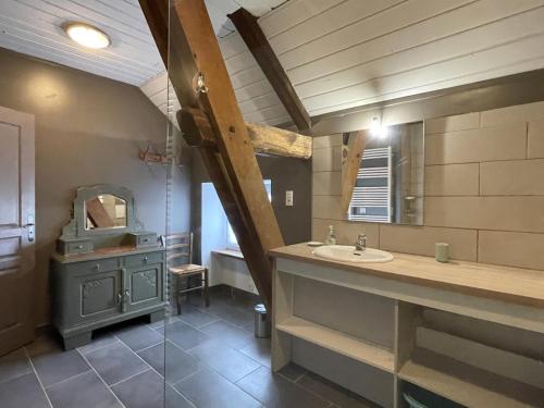 a large bathroom with a sink and a mirror at Chez evon in Jurançon