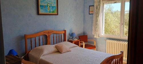 une chambre avec un lit et une fenêtre dans l'établissement Gite bosi tanneron, à Tanneron