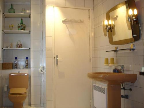 une salle de bain avec toilettes, lavabo et miroir dans l'établissement Gite bosi tanneron, à Tanneron