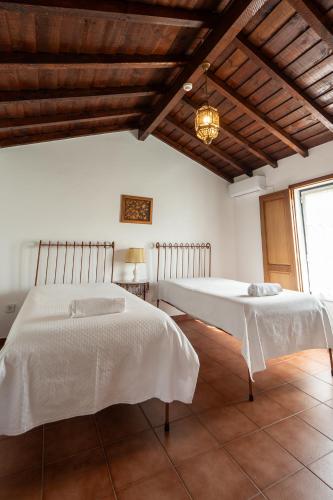 a bedroom with two beds in a room at Quinta do lagar in Chamusca