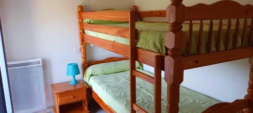 Cette chambre dispose de lits superposés et d'un ventilateur. dans l'établissement Gite barret le muy, au Muy