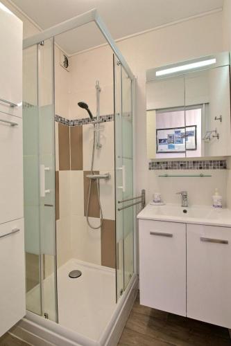 une salle de bain avec douche et lavabo dans l'établissement A deux pas du port, à Vannes