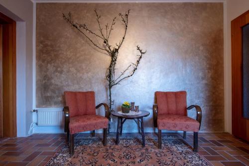 two chairs and a table in a living room at Bungalow mit Charme in Haid