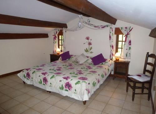 une chambre avec un lit et deux fenêtres dans l'établissement Le marronnier a la bouverie, à Roquebrune-sur Argens