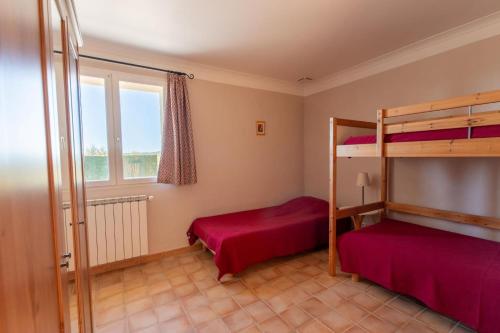 une chambre avec deux lits superposés et une fenêtre dans l'établissement Campagne la clape g2116, à Vinon-sur-Verdon