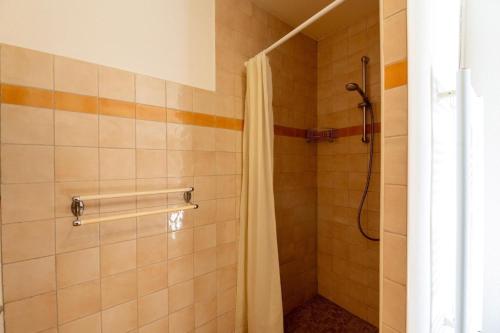 une salle de bain avec une douche avec un rideau de douche dans l'établissement Campagne la clape g2116, à Vinon-sur-Verdon