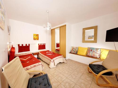 un salon avec deux chaises et un canapé dans l'établissement Maison arboree de 39 m2 - piscine et plage a 400m -, à Six-Fours-les-Plages