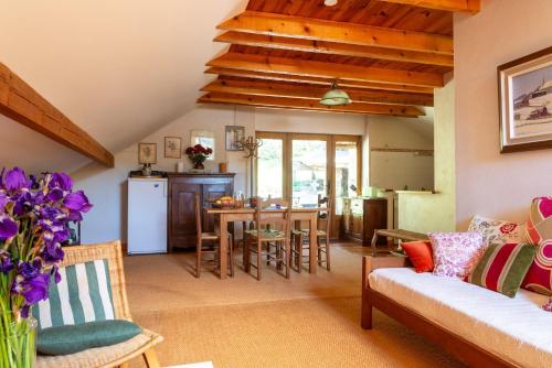 un salon avec un canapé et une table dans l'établissement Gîte Gîte Les Combettes 2/3 personnes, à Ispagnac