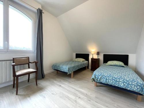 une chambre avec deux lits et une chaise et une fenêtre dans l'établissement Lajus fontaine, à Livron