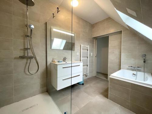 une salle de bain avec une douche, un lavabo et une baignoire dans l'établissement Lajus fontaine, à Livron