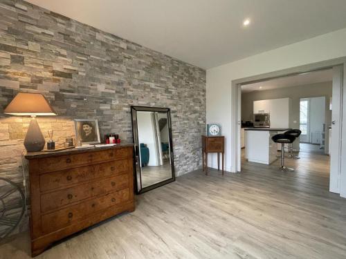 Cette chambre est dotée d'un miroir sur un mur en briques. dans l'établissement Lajus fontaine, à Livron